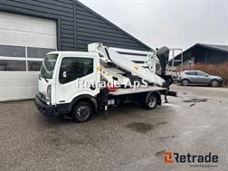 Nissan NT400 med 20 meter lift