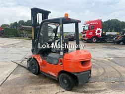 Toyota 7FD25 2500 KG heftruck Diesel Triplo mast Sideshif